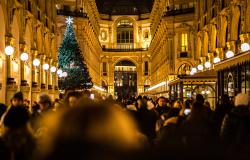 shoppers at the Galleria Vittorio Emanuele II, Milan