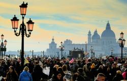 Crowds along the Riva degli Schiavoni in February 2023